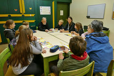 Symbolische Mantelteilung mit den Kommunionkindern (Foto: Karl-Franz Thiede)